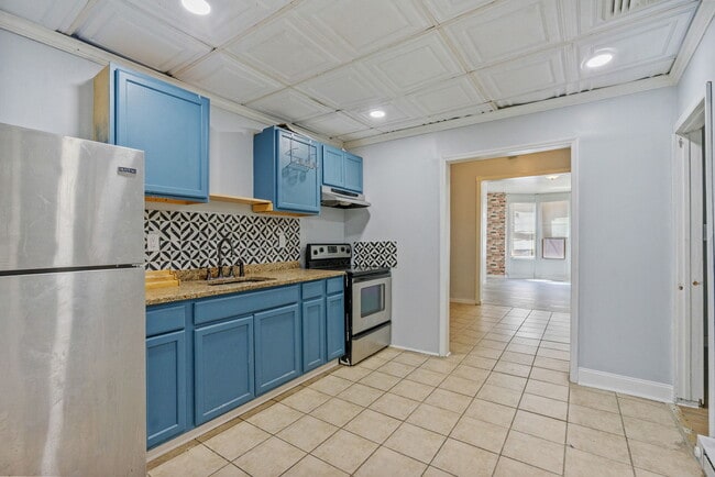 Building Photo - 179 Elk St