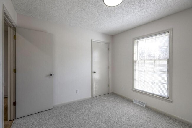 Building Photo - 902 Kingston Ct