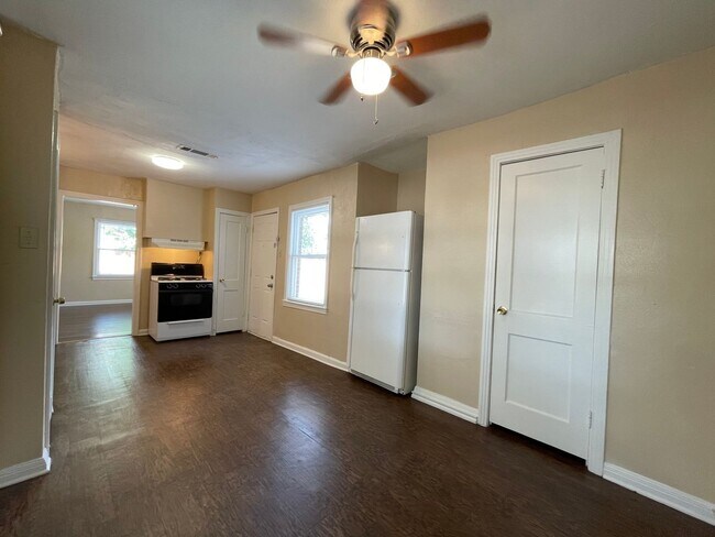 Building Photo - COMING SOON 2 BEDROOM 1 BATH HOME IN TCU AREA