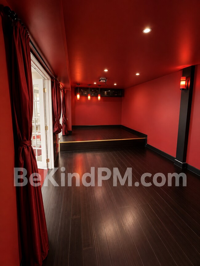 Building Photo - Spacious, Bright & Pet Friendly!