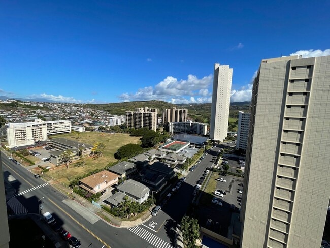 Building Photo - Gorgeous renovated high-floor apartment in great building.