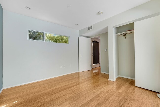 Building Photo - Your Perfect 3/2.5 Los Angeles Home Availa...