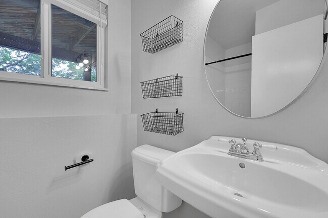 Building Photo - $2,700.00 - 4 Beds, 2 Baths, Single Family...