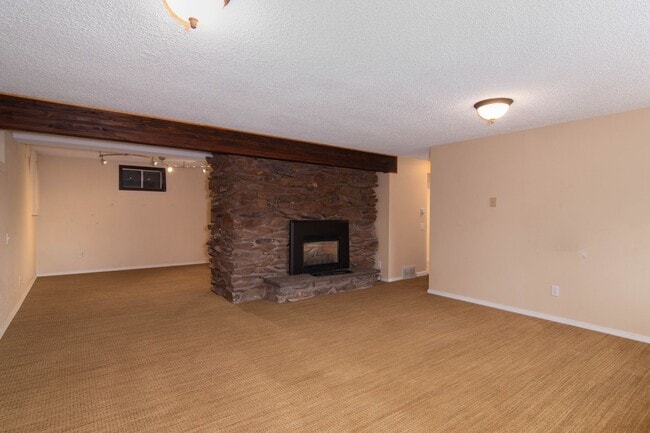 Building Photo - 4 Bed 3 Bath North Side Home nearly 2400 s...
