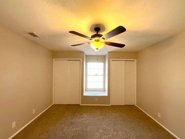 Building Photo - MUST SEE! 2 Bedroom / 1.5 Bath Duplex w/ Garage!