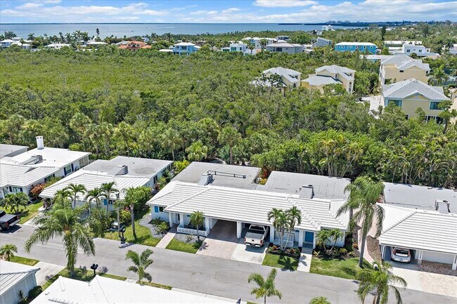 Building Photo - 706 Spanish Dr S