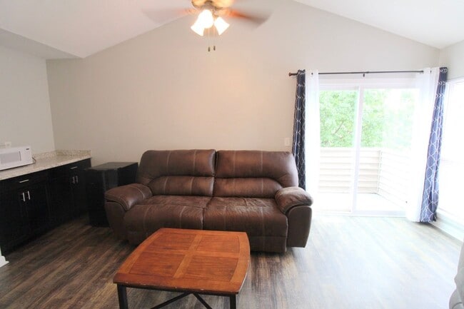Building Photo - 1384 Bradley Dr