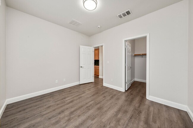 Building Photo - Spacious 4 Bedroom Home in Desirable Roseville Neighborhood