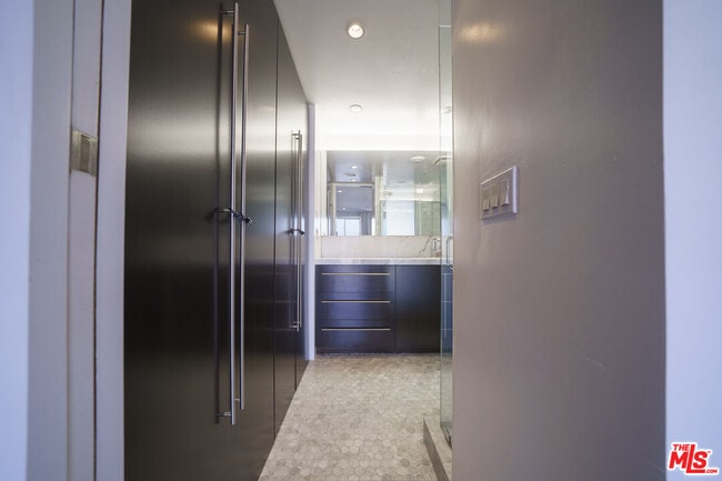 Building Photo - 800 W 1st St