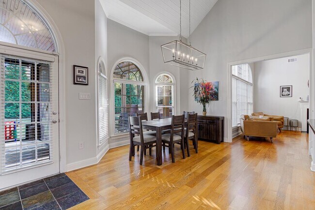 Building Photo - 1765 Hartwell Manor N