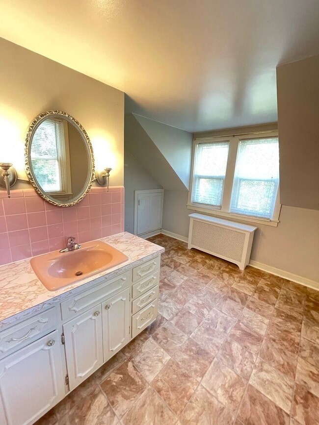 Building Photo - Two-Bedroom House