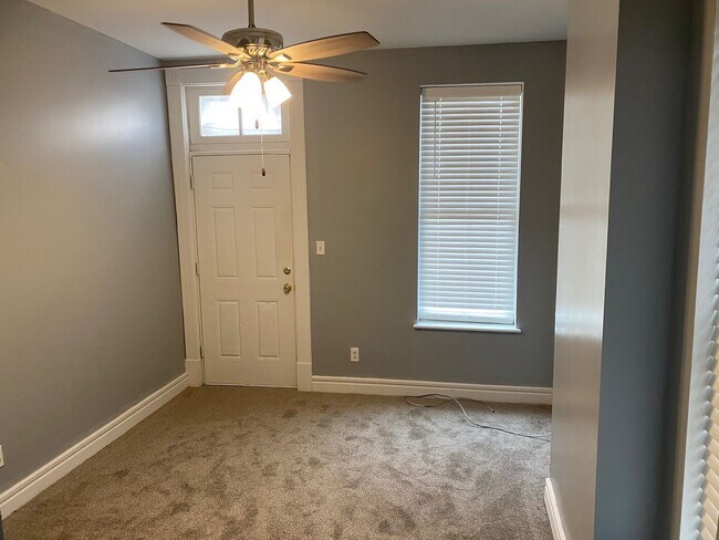 Building Photo - Spacious 4 bedroom 2 bath Townhome Updated...