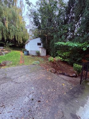 Building Photo - Freshly Painted Large Queen Anne Home! $3295