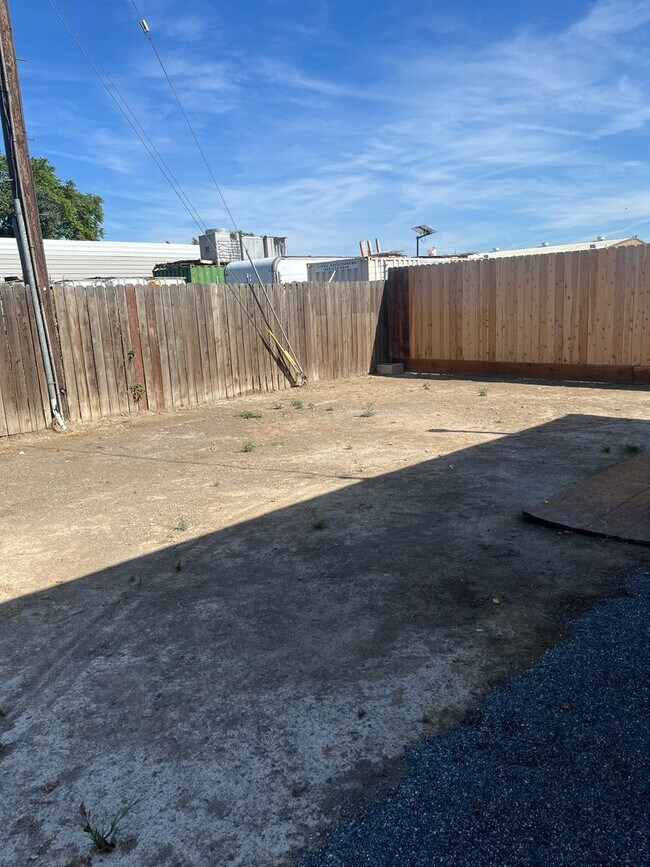 Building Photo - Newly Remodeled Home! MUST SEE!