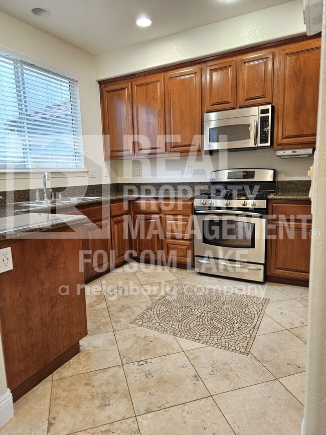 Building Photo - Spacious 3 bedroom 2.5 bath in North Natomas