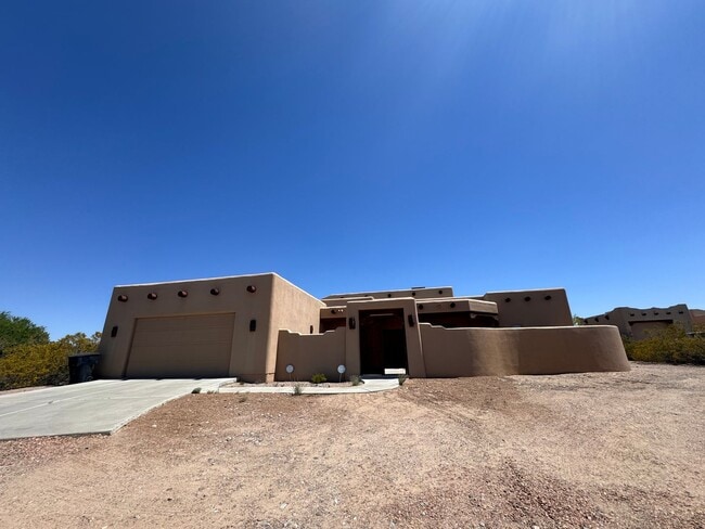 Building Photo - Gorgeous Fully Furnished rental on 1 acre, flexible lease term