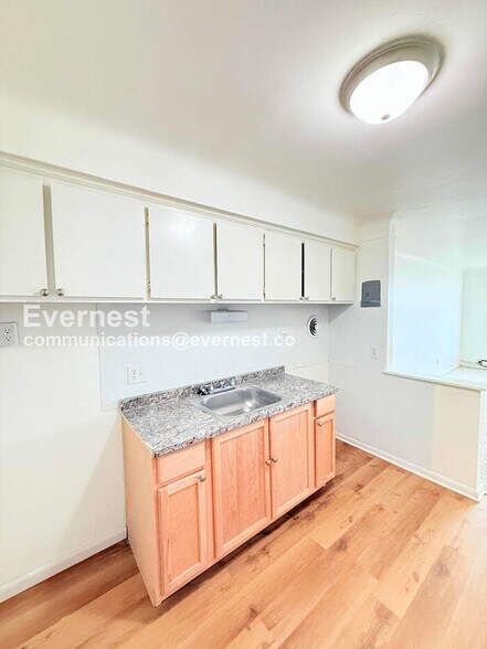 Building Photo - 15601 Schoolcraft Rd