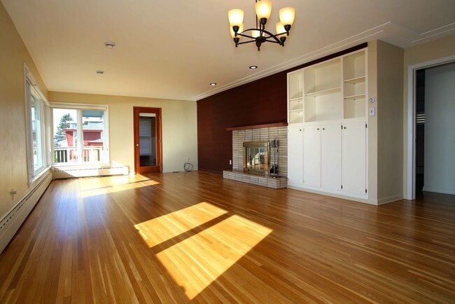 Building Photo - AVAILABLE Aug. 1 - 4 BEDROOM 3 BATHROOM - GORGEOUS LAKE VIEWS