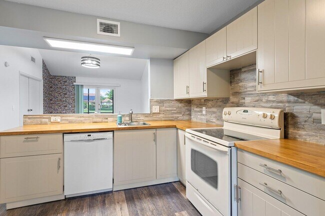 Building Photo - 10325 Hidden Springs Ct