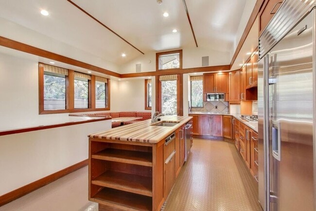 Building Photo - 28 Meadow Rd