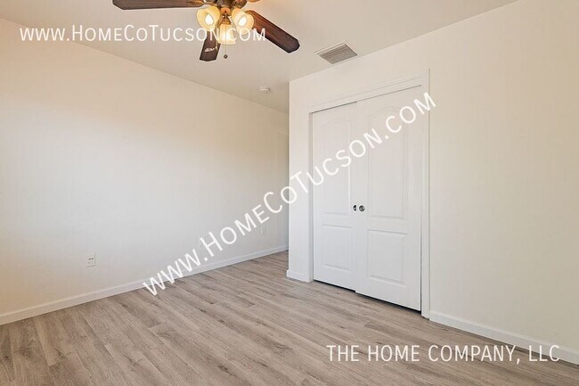 Building Photo - 6645 E Gehrig Ln