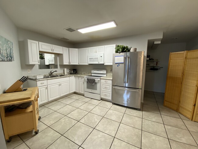 Kitchen - 4234 E Western Dr