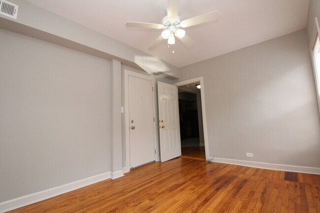 Building Photo - 1348 W Argyle St