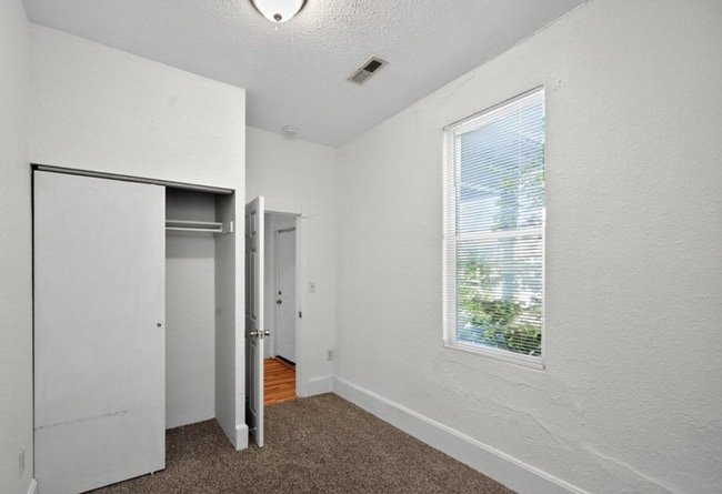 Building Photo - Charming half duplex in Sloane's Lake