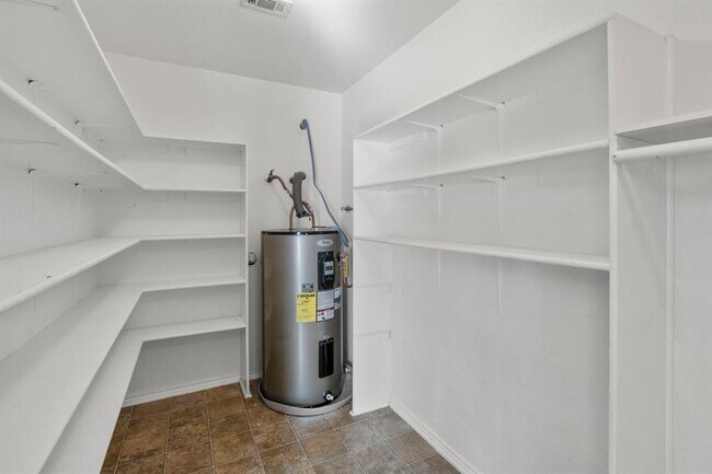 Building Photo - 300 Emerald Fields Ln