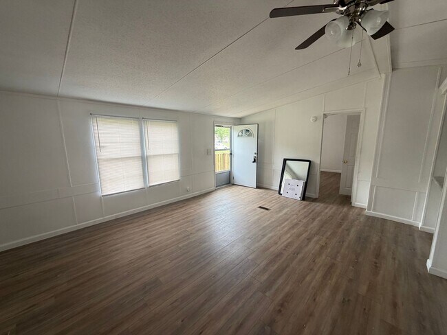 Building Photo - 3 Bed/2 Bath Mobile Home