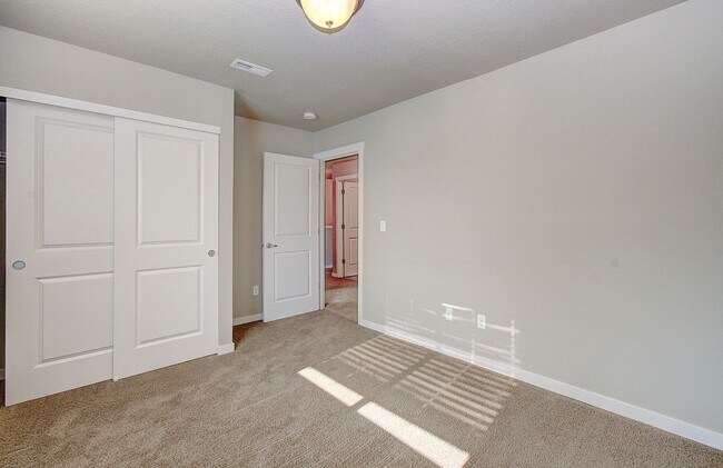 Building Photo - BEAUTIFUL CREEKWOOD TOWNHOME! 3 BR, 2.5 BA