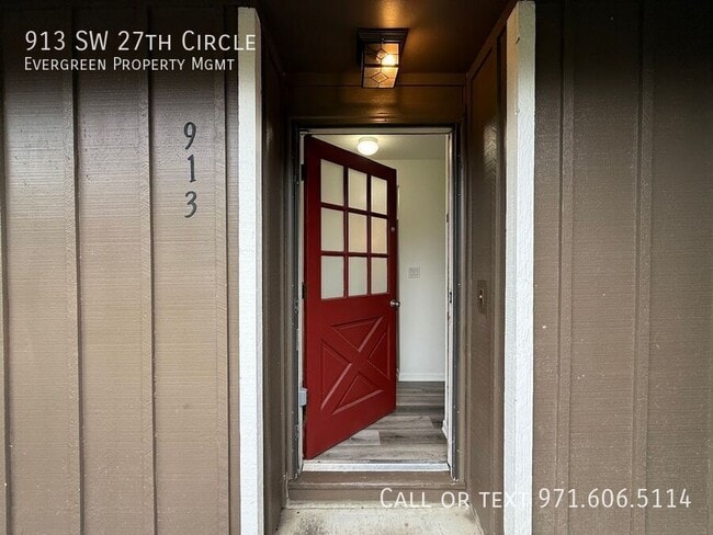 Building Photo - 913 SW 27th Cir