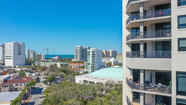 Building Photo - Short term ONLY Amazing 2/2 condo in the heart of downtown Sarasota with Bay View!