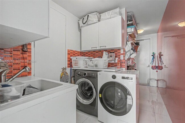 Building Photo - 2627 S Bayshore Dr