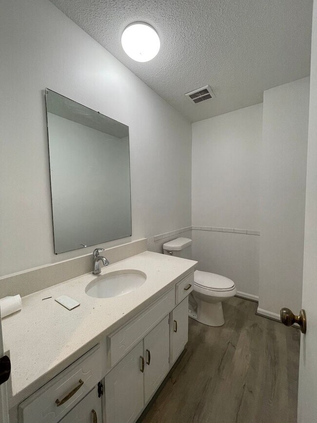 Building Photo - {12901} Spacious Townhome with a 1 car garage & full basement