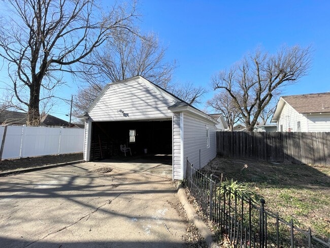 Building Photo - Updated 2 bedroom home