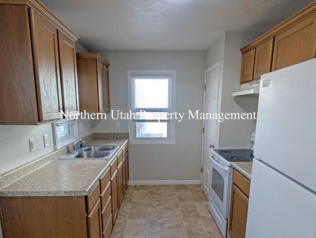 Building Photo - Upper Unit - 2 Bed 1 Bath