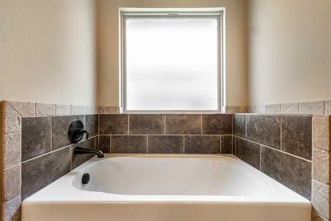 Building Photo - 4104 SE 38th St