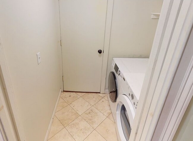 Building Photo - 9/1 No Fee! Two level 5BR/2BA near Brigham Circle, Longwood, Northeastern!