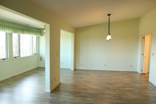 Building Photo - 140 Bent Tree Dr