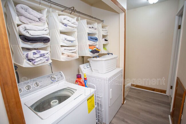 Building Photo - 207 Empress Ct