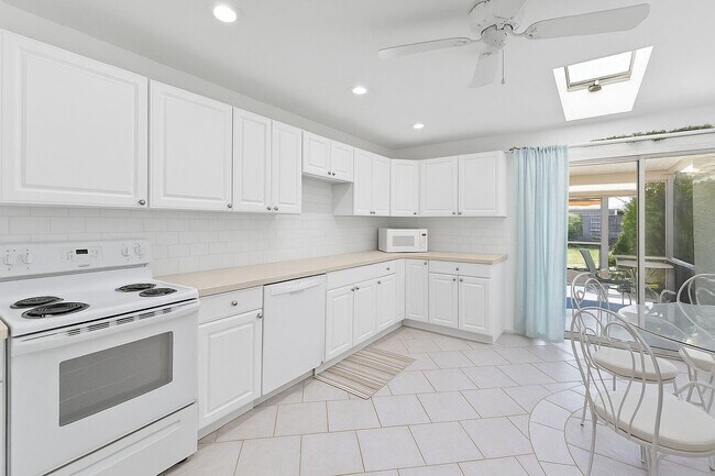 Building Photo - 115 Palamino Cir