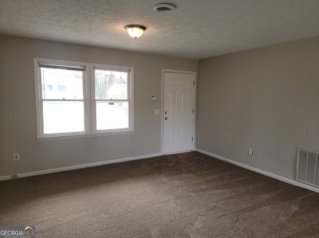 Building Photo - 15 Greenview Dr