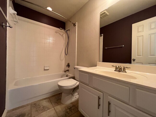 Building Photo - Lovely 4 bedroom 3 bath home!