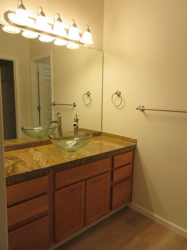 Building Photo - 2 Bedroom 2 Bath Condo in Dupont !!
