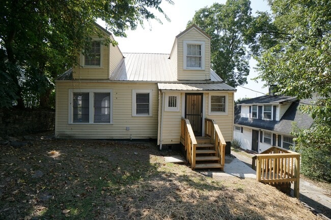 Building Photo - 1906 15th Ct N