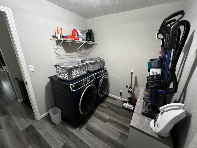 Building Photo - beautiful updated large home