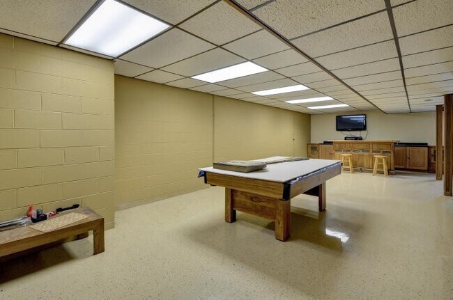 Building Photo - Spacious 4-Bedroom Home with Attached Garage in Salem Lakes