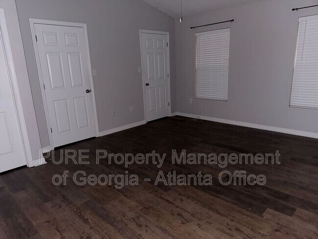 Building Photo - 4210 Oakwood Rd