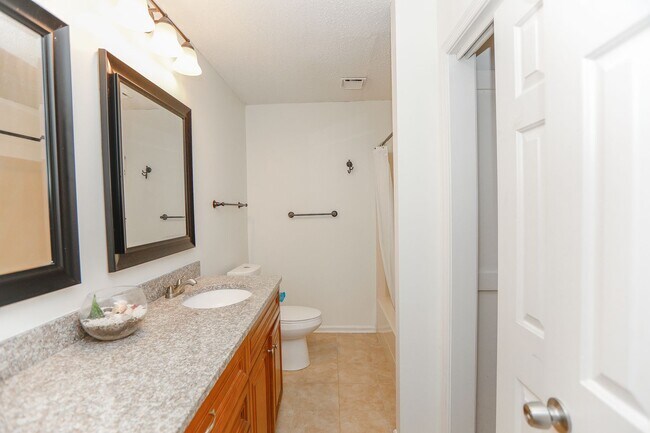 Building Photo - "Charming Kempsville Lake Townhome – Great Amenities & Location!"